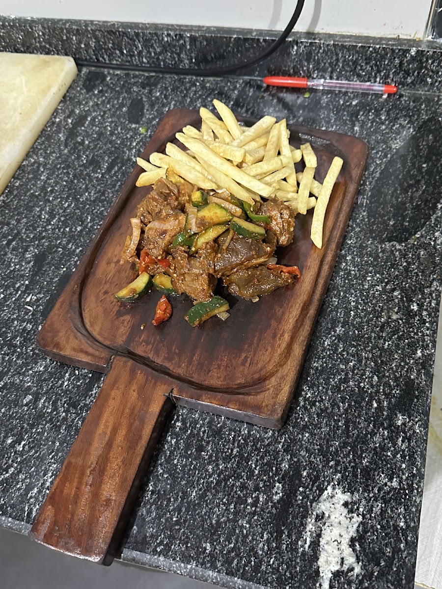 Che Bar And Grill Photo 3