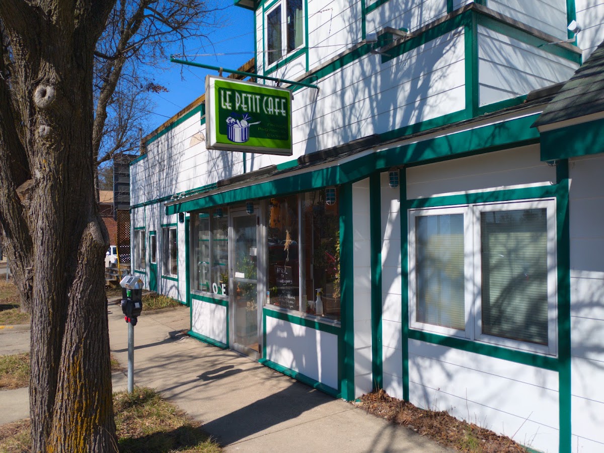 Le Petit Cafe Photo 3