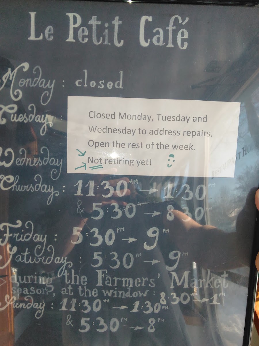 Le Petit Cafe Menu Photo 3